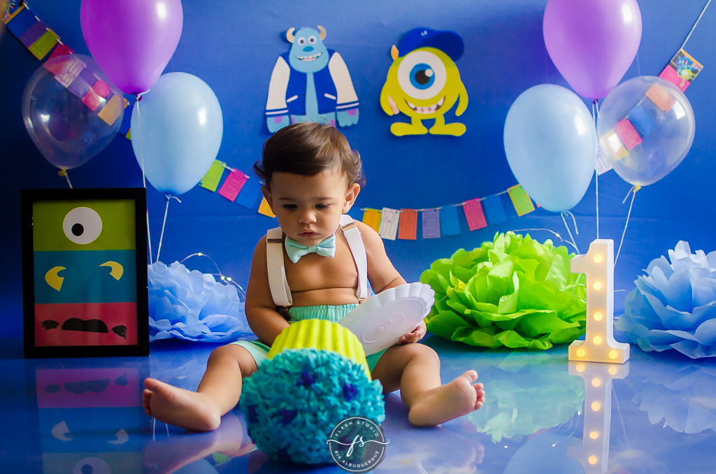 bebe derrubou bolo em smash the cake do monstros S.A em estudio no rio de janeiro em bangu