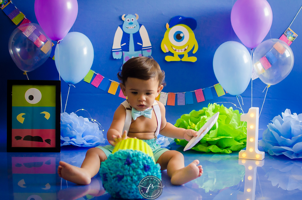 bebe esmagando bolo em smash the cake do monstros S.A em estudio no rio de janeiro em bangu