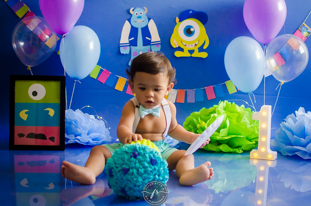 bolo derrubado em smash the cake do monstros S.A em estudio no rio de janeiro em bangu