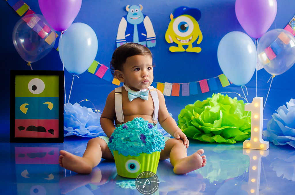bebe comendo bolo em smash the cake do monstros S.A em estudio no rio de janeiro em bangu