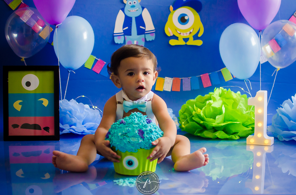 bebe abraçando bolo em smash the cake do monstros S.A em estudio no rio de janeiro em bangu