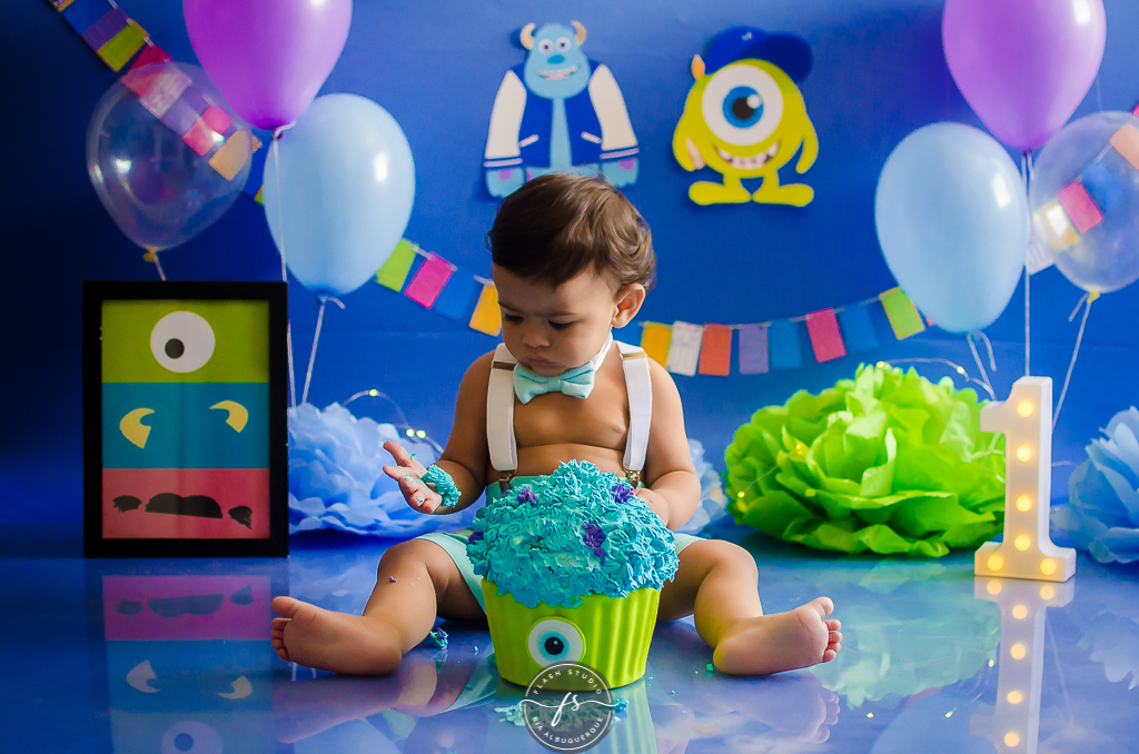 foto de smash the cake do monstros S.A em estudio no rio de janeiro em bangu