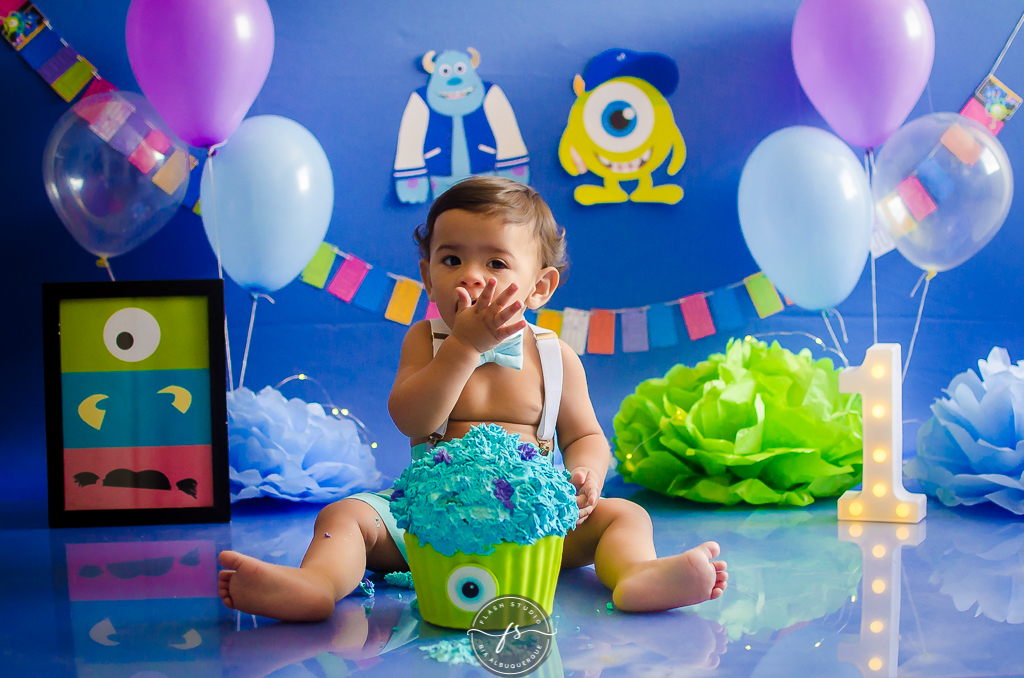 bebe comendo seu bolo em smash the cake do monstros S.A em estudio no rio de janeiro em bangu
