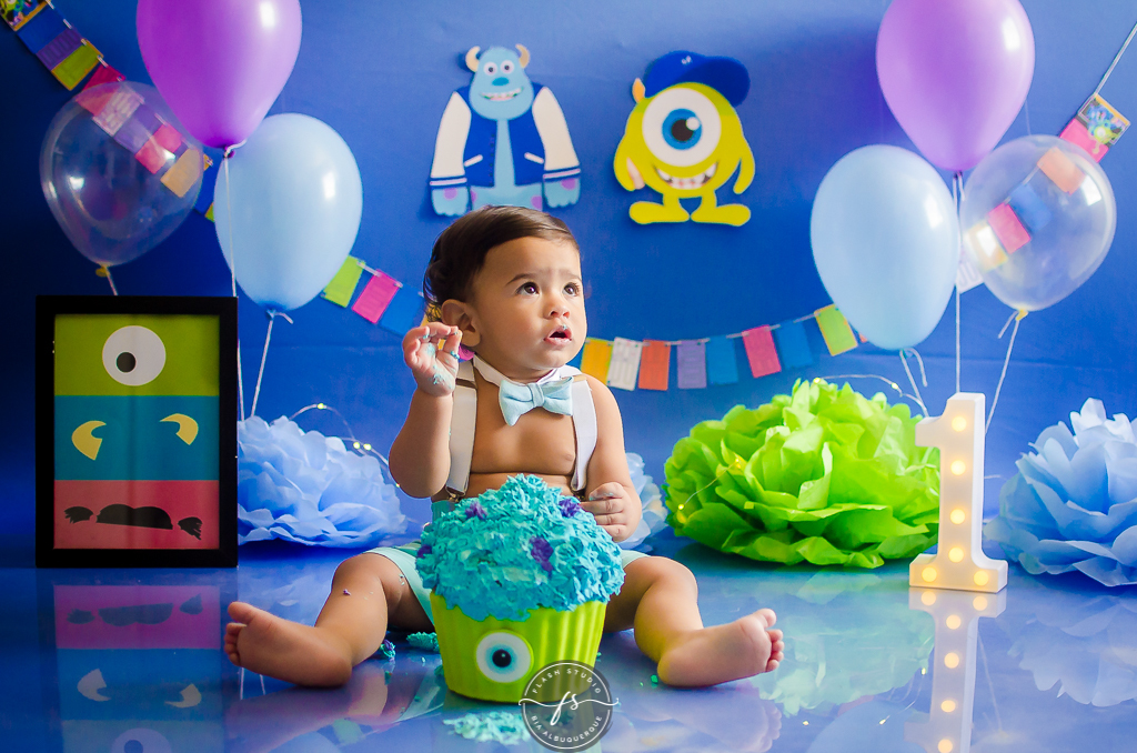 bolo em smash the cake do monstros S.A em estudio no rio de janeiro em bangu