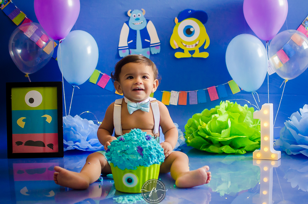 babyy em smash the cake do monstros S.A em estudio no rio de janeiro em bangu