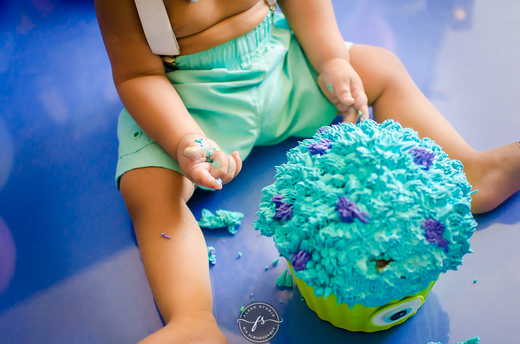 detalhes do bolo em smash the cake do monstros S.A em estudio no rio de janeiro em bangu