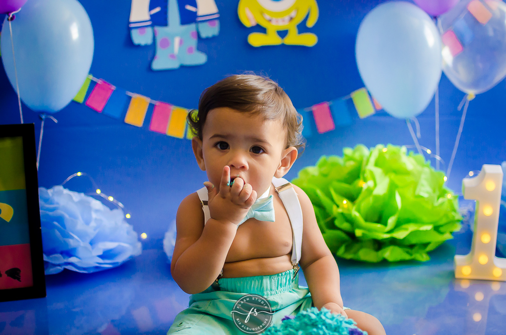 foto do bebe em smash the cake do monstros S.A em estudio no rio de janeiro em bangu