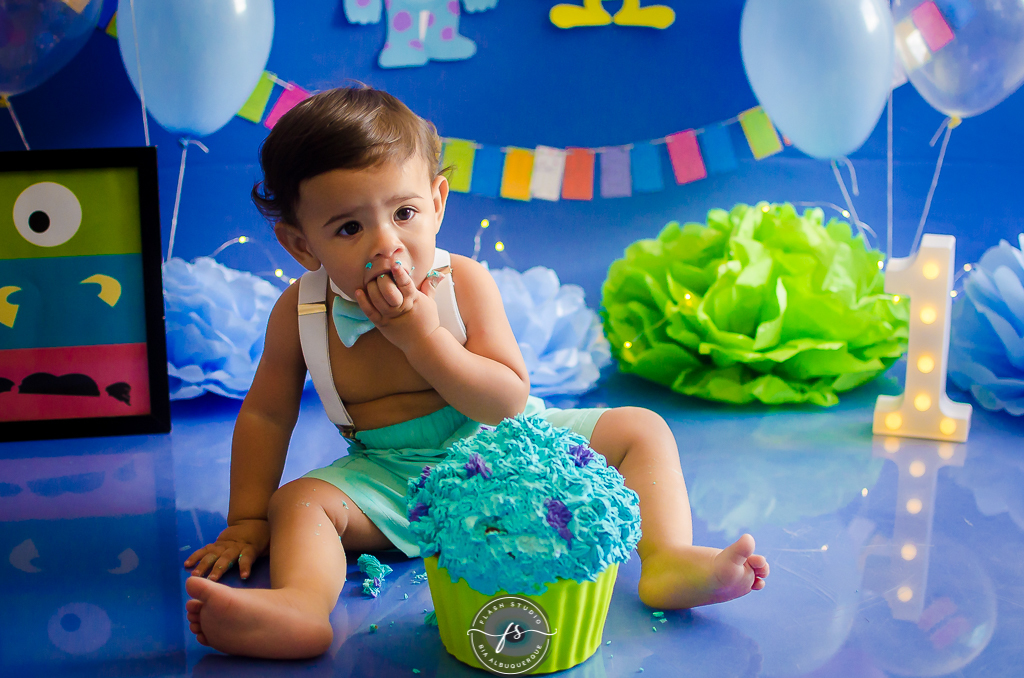 bebe comendo seu bolo em smash the cake do monstros S.A em estudio no rio de janeiro em bangu