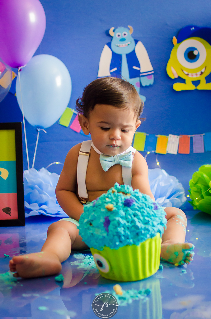 foto linda em smash the cake do monstros S.A em estudio no rio de janeiro em bangu