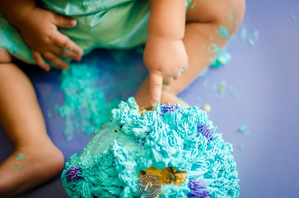 detalhe do bolo em smash the cake do monstros S.A em estudio no rio de janeiro em bangu