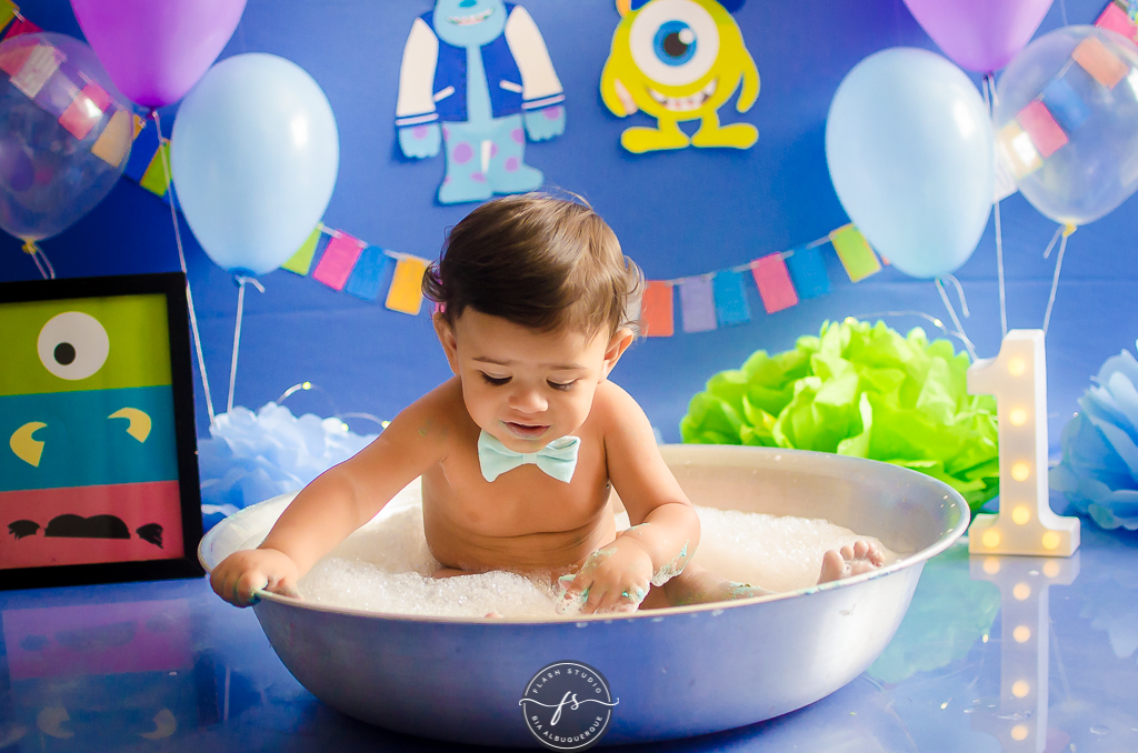 bebe na hora do banho em smash the cake do monstros S.A em estudio no rio de janeiro em bangu