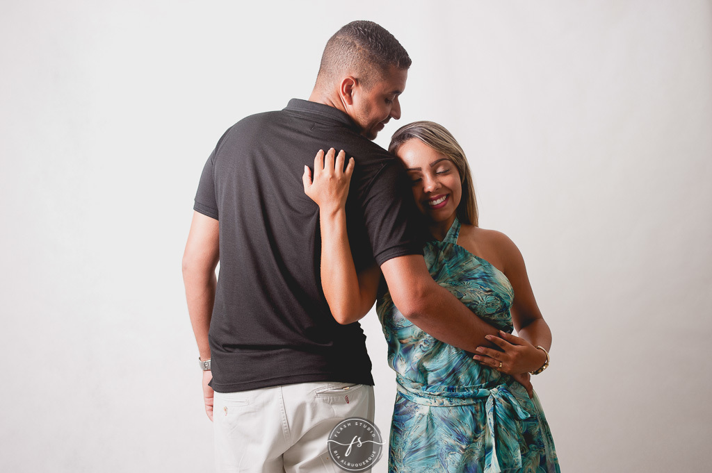 foto de gestante em ensaio de gestante em estudio, em bangu no rio de janeiro 