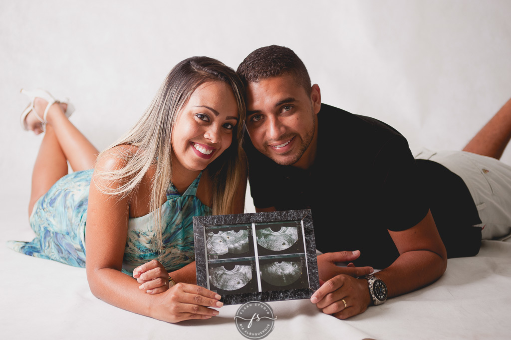 casal com a ultra em ensaio de gestante em estudio, em bangu no rio de janeiro 