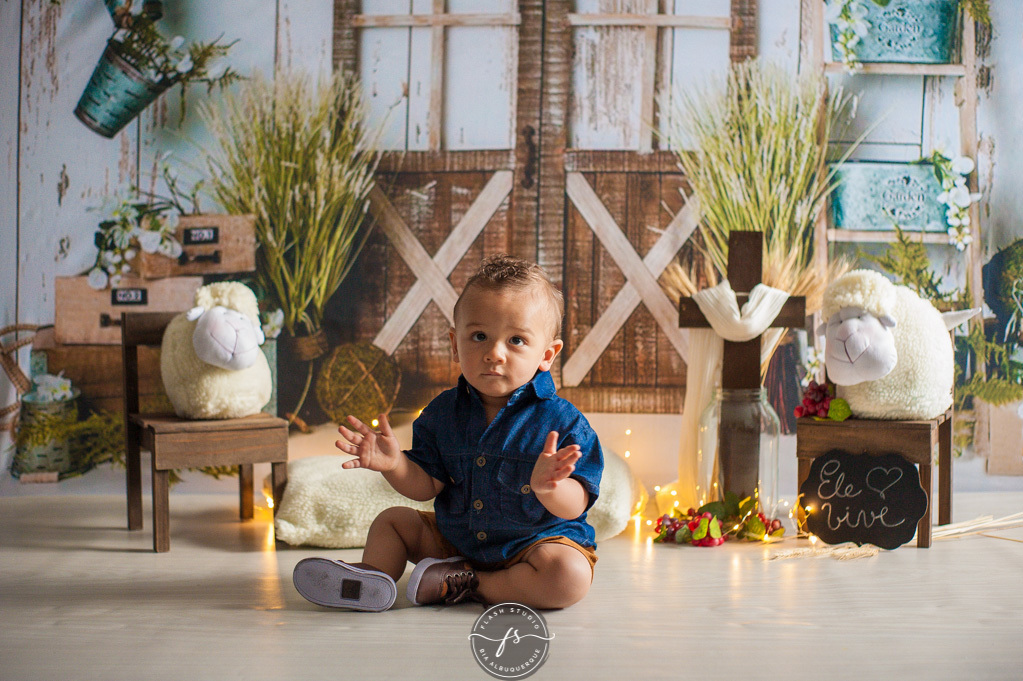 Arthur em ensaio de pascoa, com coelhinhos e ovelhinhas, no rio de janeiro, em bangu