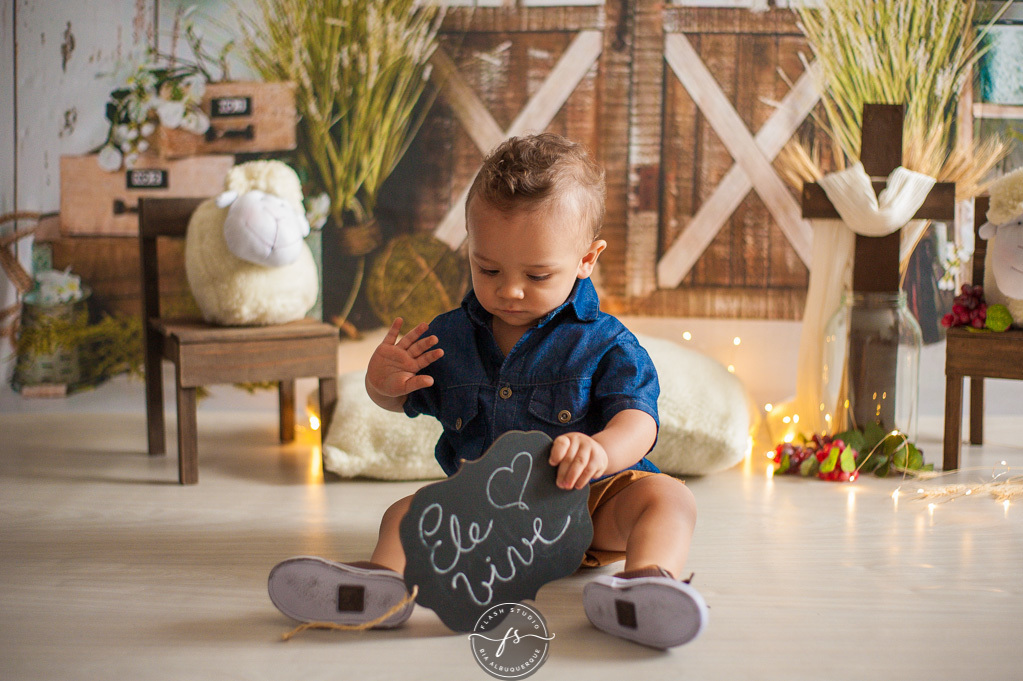 nenem em ensaio de pascoa, com coelhinhos e ovelhinhas, no rio de janeiro, em bangu