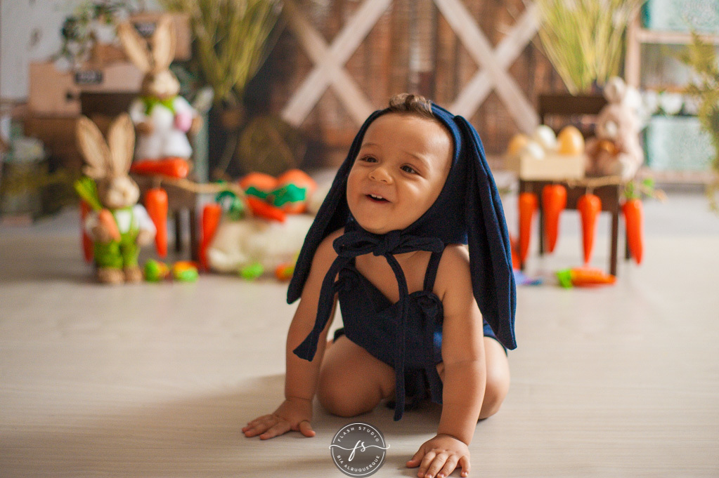 nenem coelho em ensaio de pascoa, com coelhinhos e ovelhinhas, no rio de janeiro, em bangu