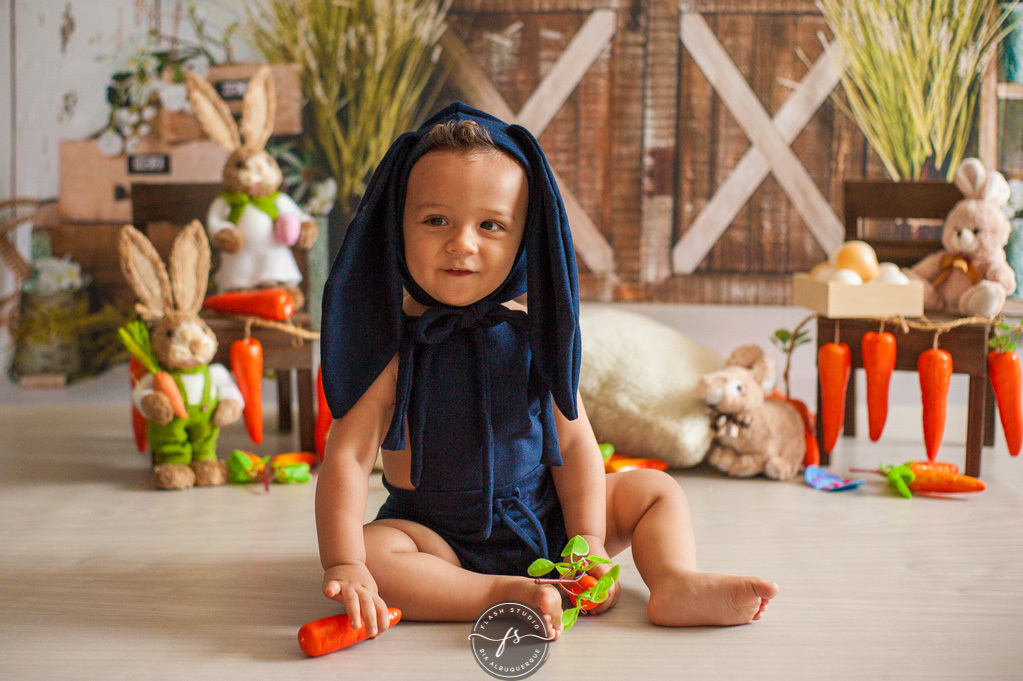 bebe lindao em ensaio de pascoa, com coelhinhos e ovelhinhas, no rio de janeiro, em bangu
