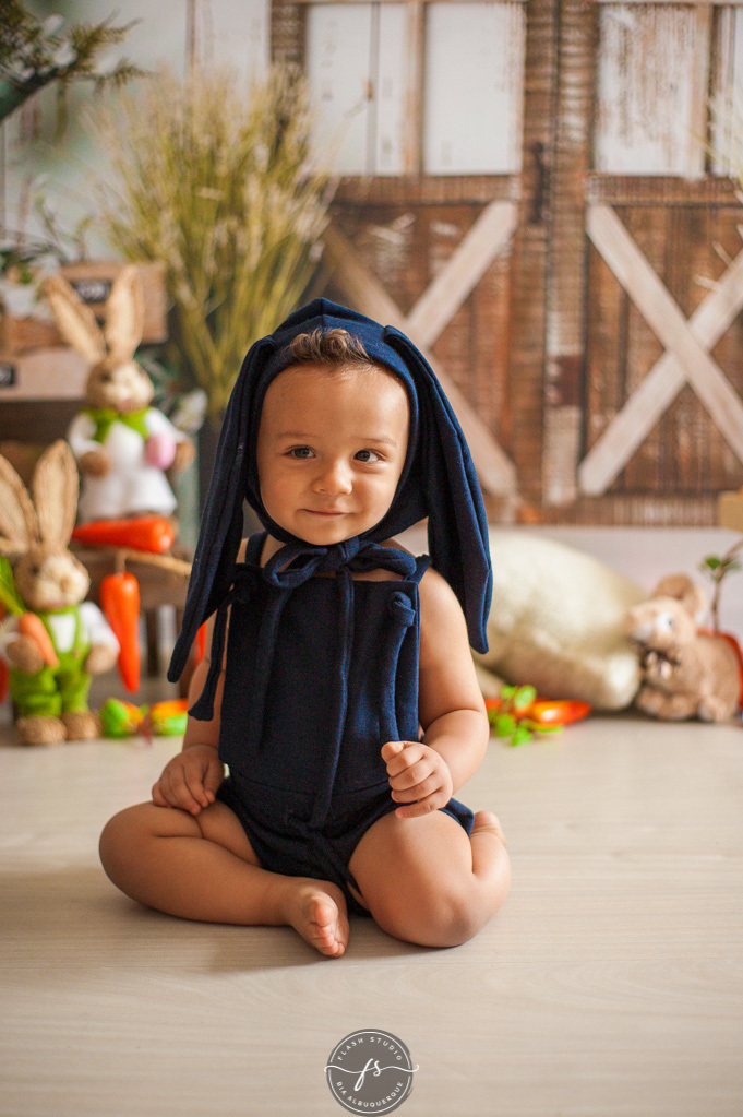 bebezinho lindo em ensaio de pascoa, com coelhinhos e ovelhinhas, no rio de janeiro, em bangu