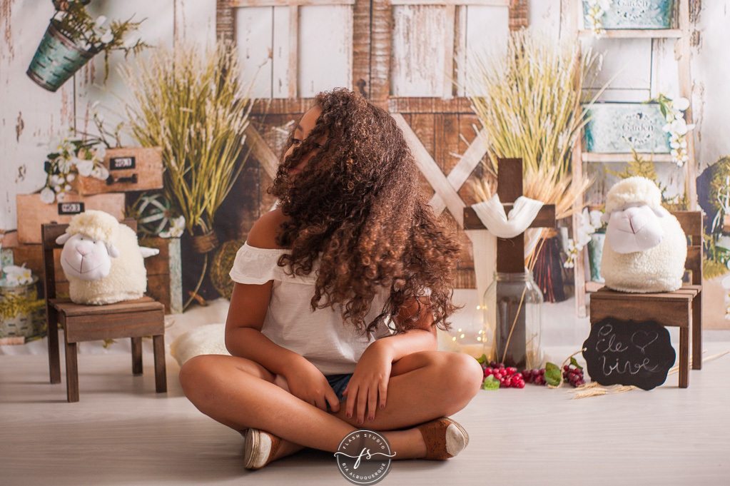 mocinha em ensaio de pascoa, com coelhinhos e ovelhinhas, no rio de janeiro, em bangu