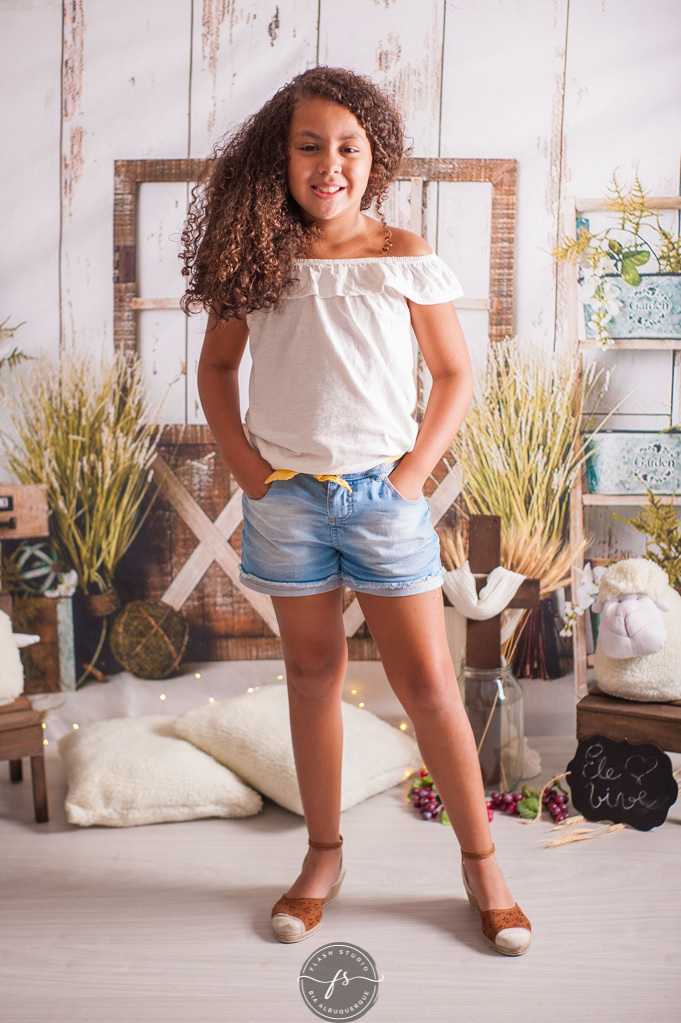 julia mocinha em ensaio de pascoa, com coelhinhos e ovelhinhas, no rio de janeiro, em bangu