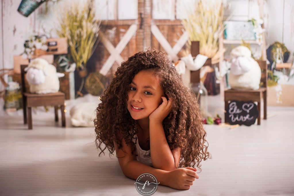 Julia linda em ensaio de pascoa, com coelhinhos e ovelhinhas, no rio de janeiro, em bangu
