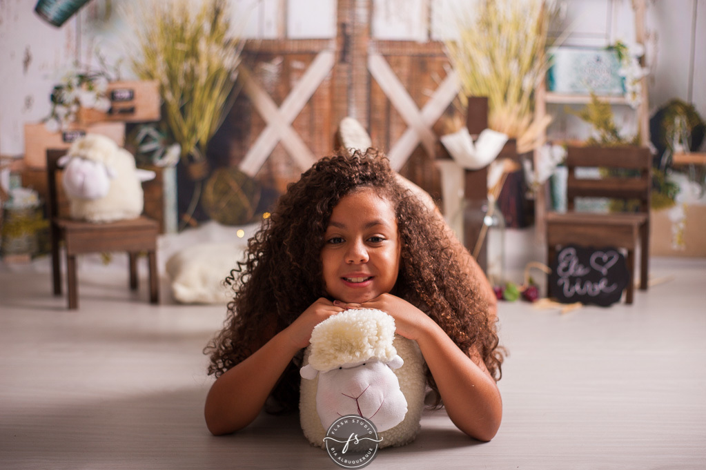 Julia ensaio teen em ensaio de pascoa, com coelhinhos e ovelhinhas, no rio de janeiro, em bangu