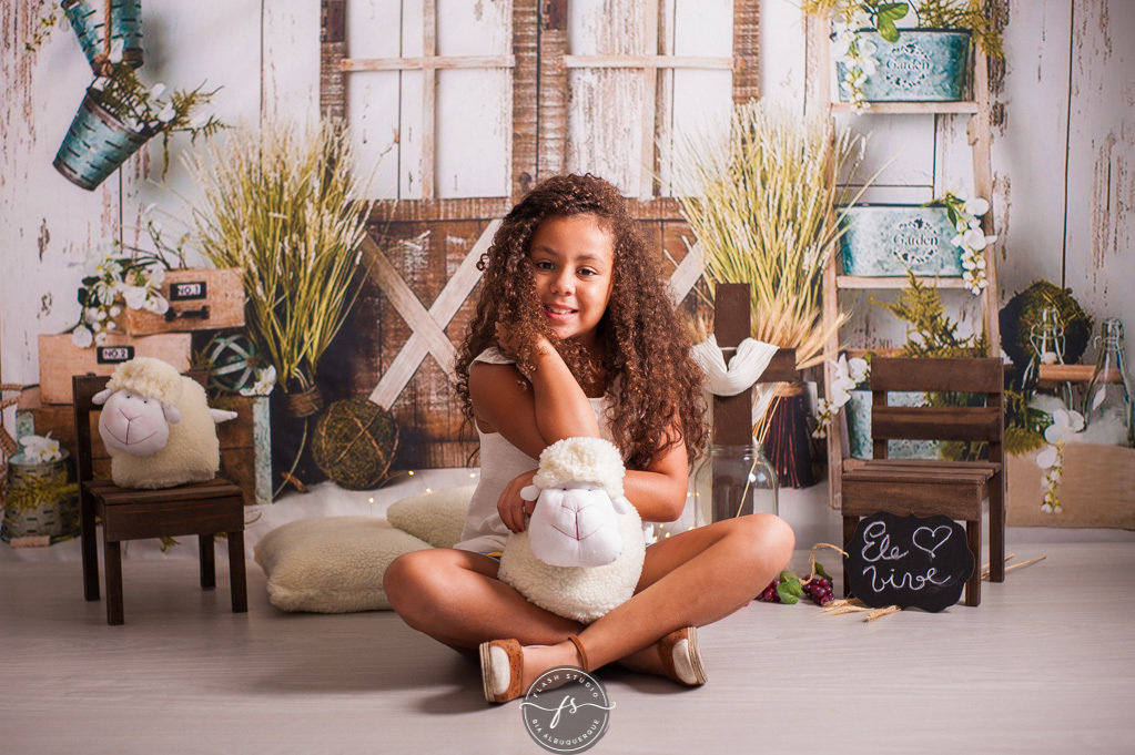 linda em ensaio de pascoa, com coelhinhos e ovelhinhas, no rio de janeiro, em bangu