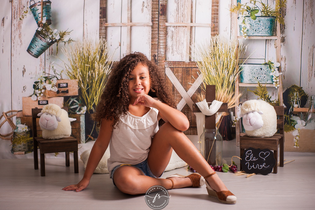 Menina linda em ensaio de pascoa, com coelhinhos e ovelhinhas, no rio de janeiro, em bangu