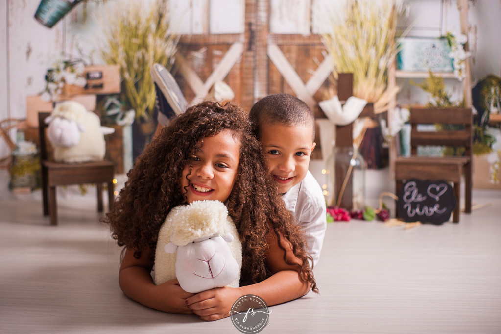Irmãos em ensaio de pascoa, com coelhinhos e ovelhinhas, no rio de janeiro, em bangu