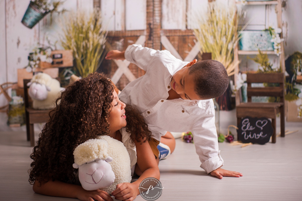 irmãos bagunçando em ensaio de pascoa, com coelhinhos e ovelhinhas, no rio de janeiro, em bangu