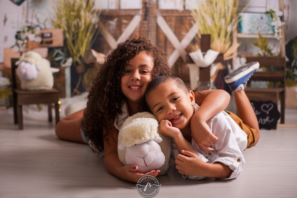 irmãos lindo em ensaio de pascoa, com coelhinhos e ovelhinhas, no rio de janeiro, em bangu