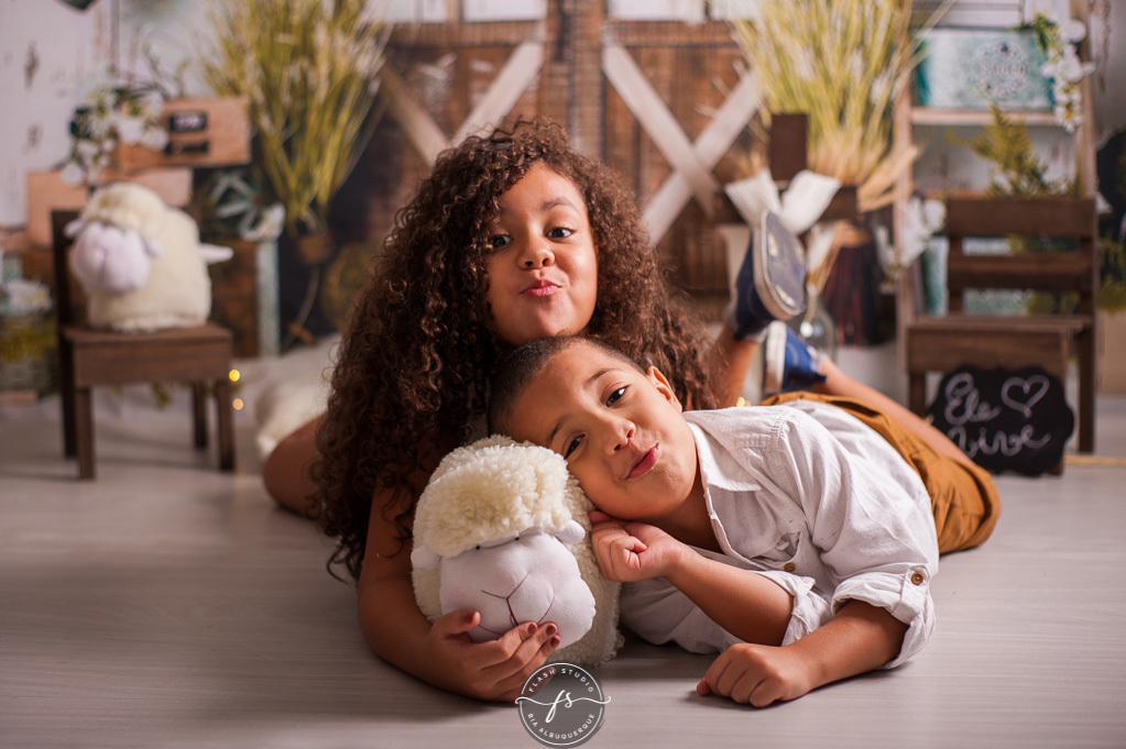irmãos brincando em ensaio de pascoa, com coelhinhos e ovelhinhas, no rio de janeiro, em bangu
