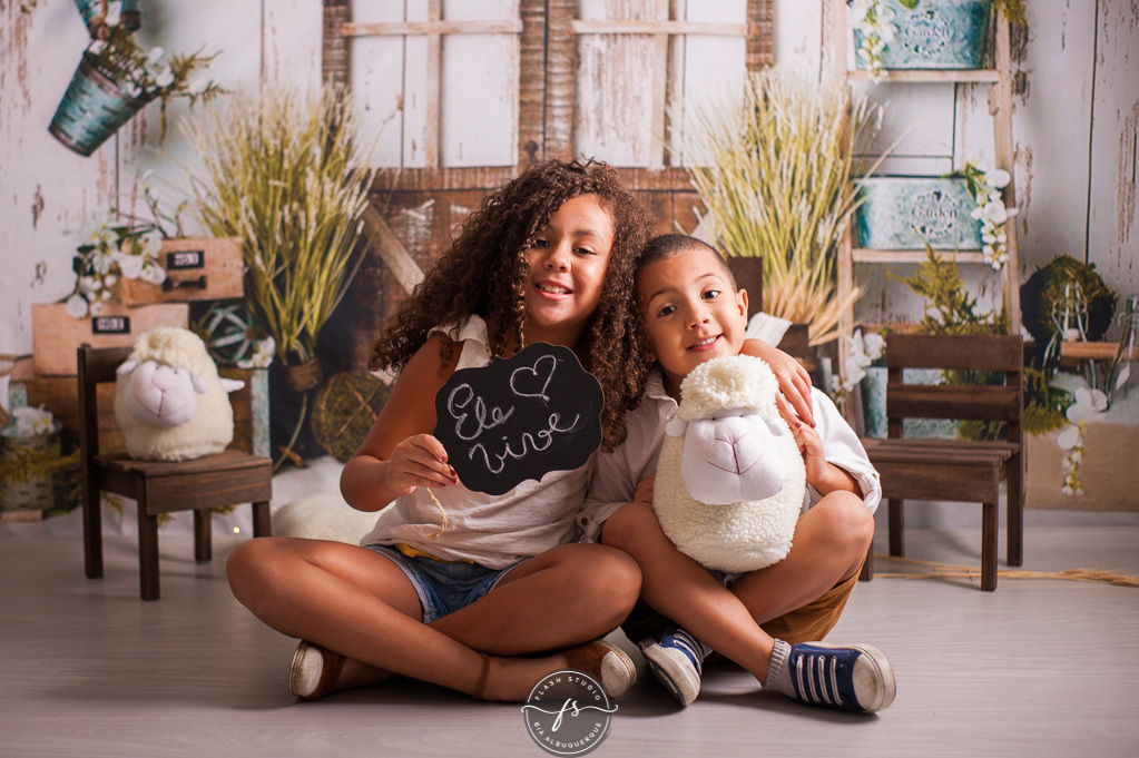 irmãos no verdadeiro sentido da pascoa em ensaio de pascoa, com coelhinhos e ovelhinhas, no rio de janeiro, em bangu