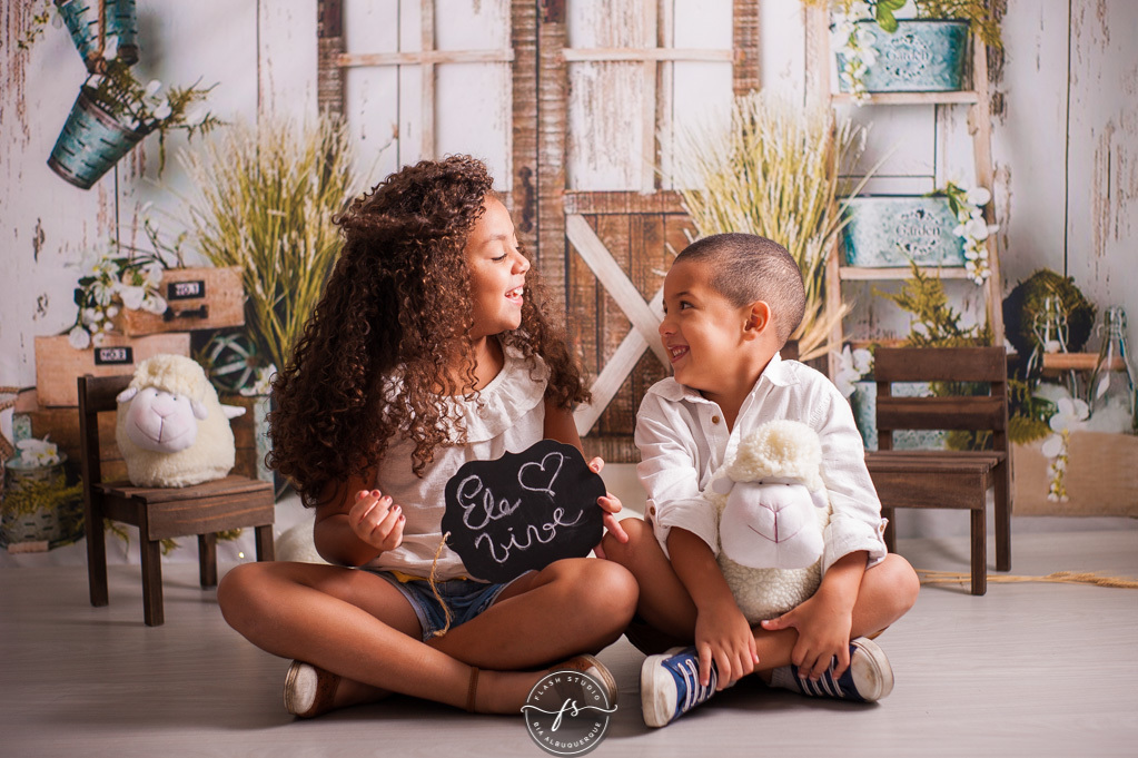 irmãos se olhando em ensaio de pascoa, com coelhinhos e ovelhinhas, no rio de janeiro, em bangu