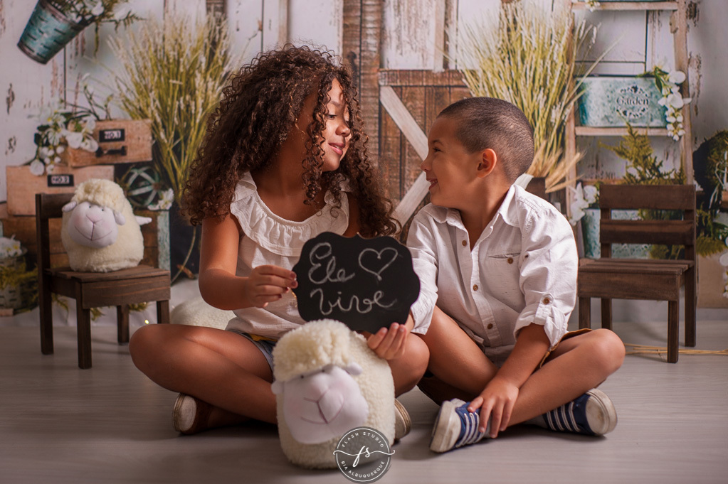 irmãos lindoes em ensaio de pascoa, com coelhinhos e ovelhinhas, no rio de janeiro, em bangu
