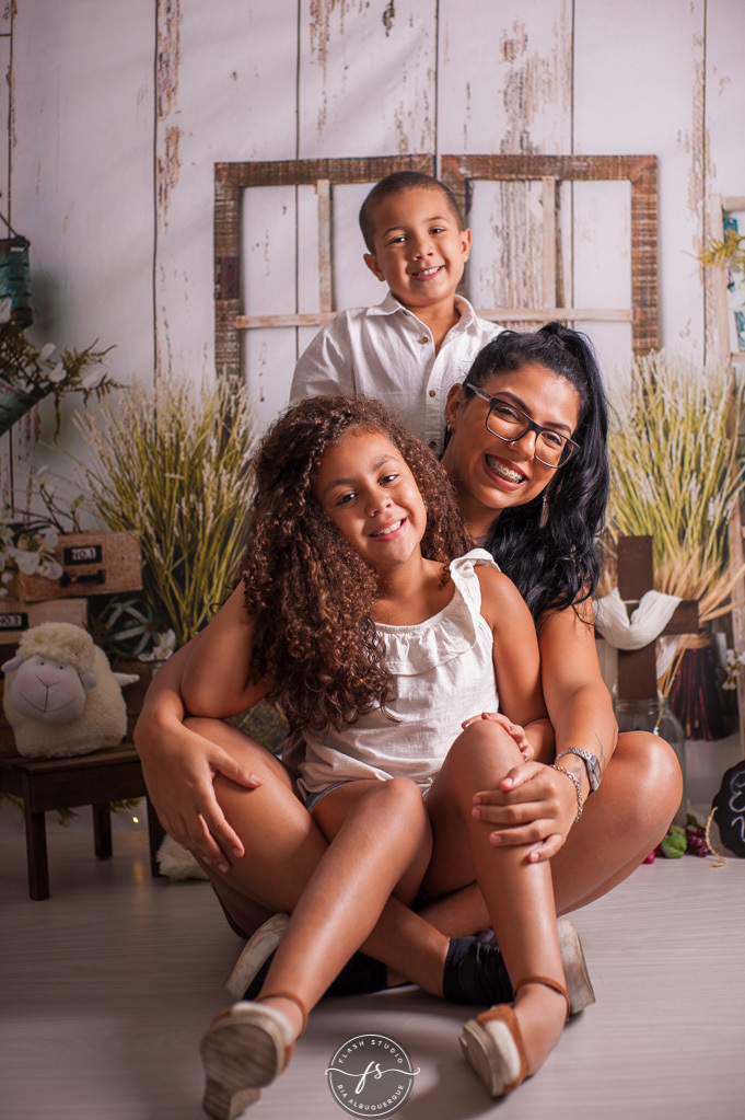 familia em ensaio de pascoa, com coelhinhos e ovelhinhas, no rio de janeiro, em bangu