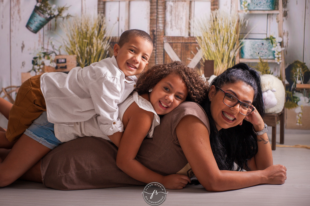 mae e filhos em ensaio de pascoa, com coelhinhos e ovelhinhas, no rio de janeiro, em bangu