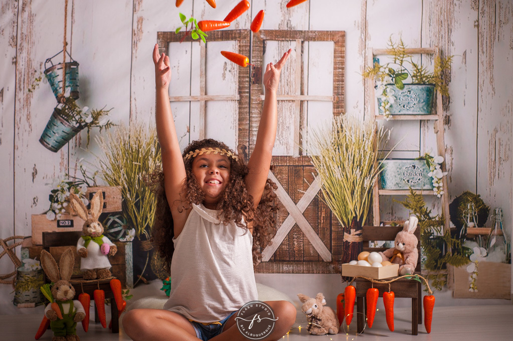 Mocinha da pascoa em ensaio de pascoa, com coelhinhos e ovelhinhas, no rio de janeiro, em bangu