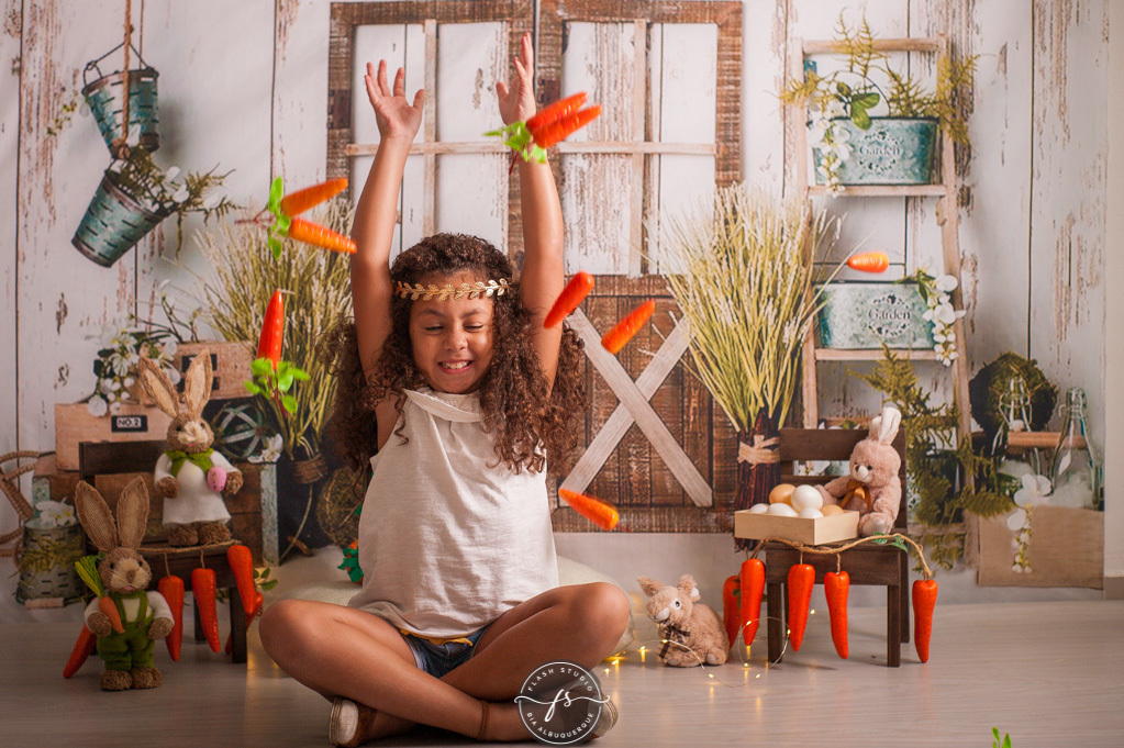 princesa em ensaio de pascoa, com coelhinhos e ovelhinhas, no rio de janeiro, em bangu