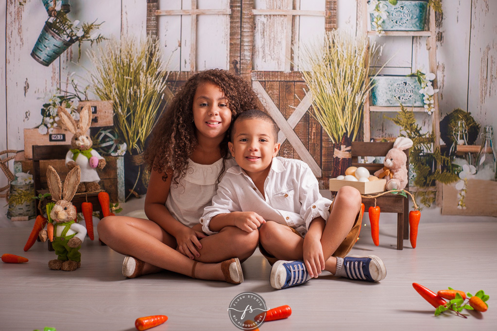 irmãos na pascoa em ensaio de pascoa, com coelhinhos e ovelhinhas, no rio de janeiro, em bangu