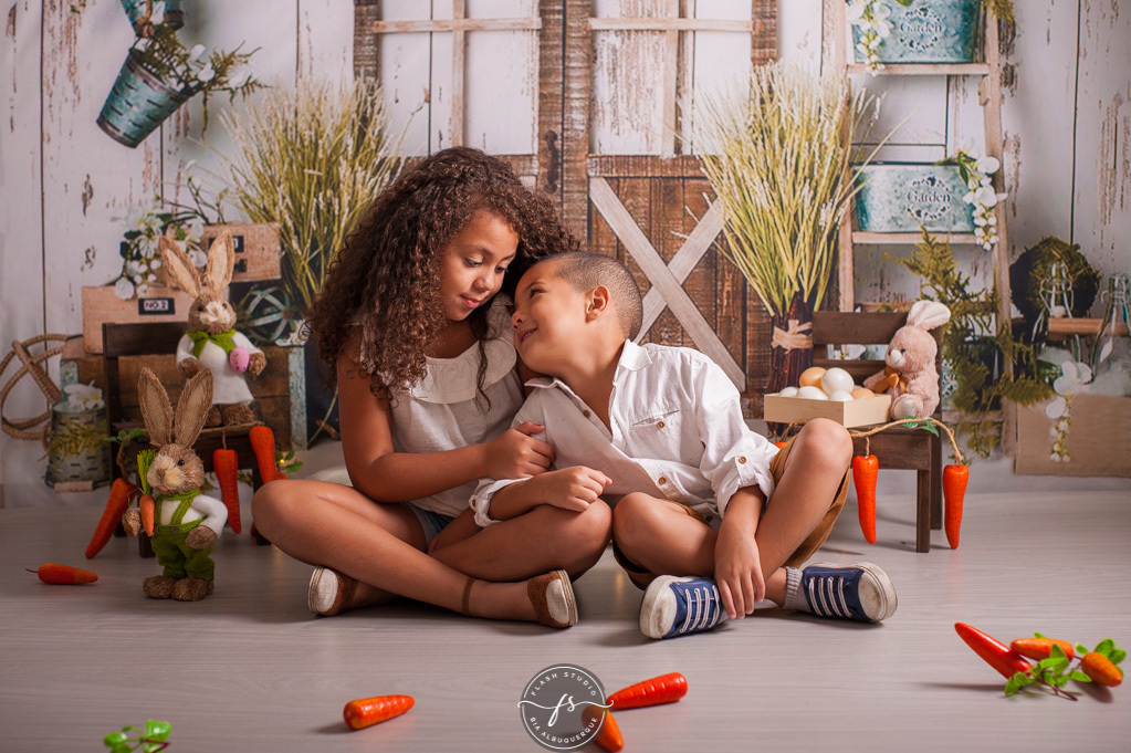 irmãos lindos se amam em ensaio de pascoa, com coelhinhos e ovelhinhas, no rio de janeiro, em bangu