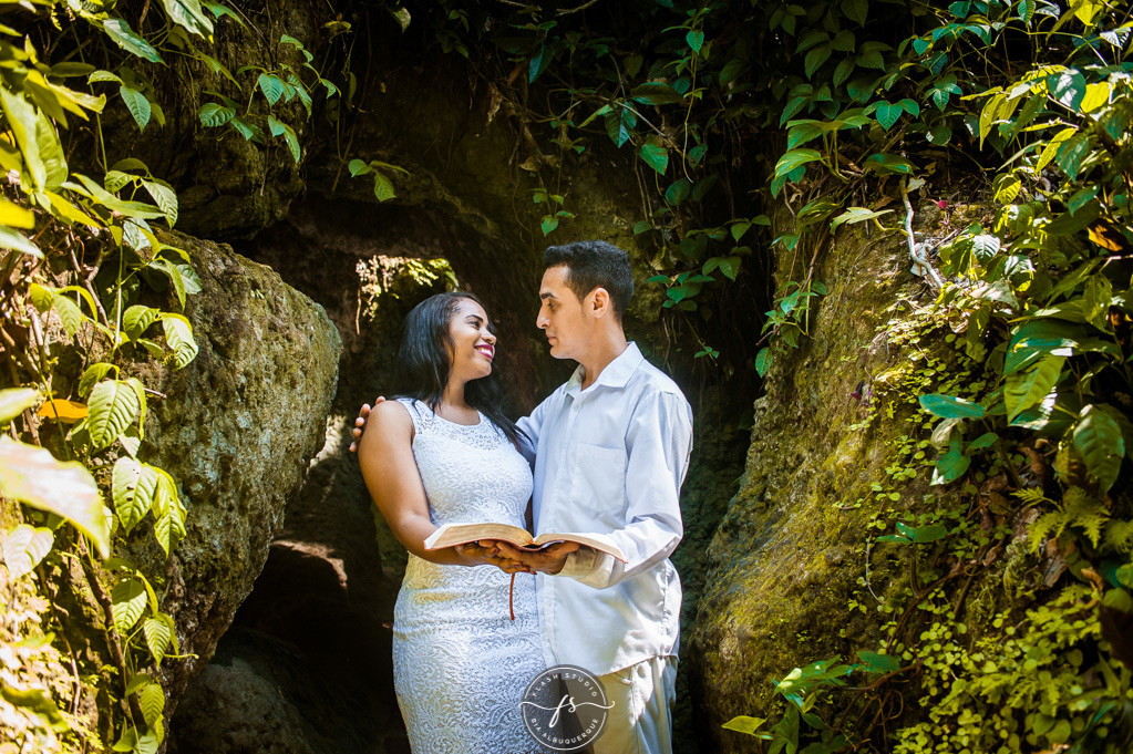 casal com biblia em ensaio pré wedding/pre casamento no parque lage, rio de janeiro