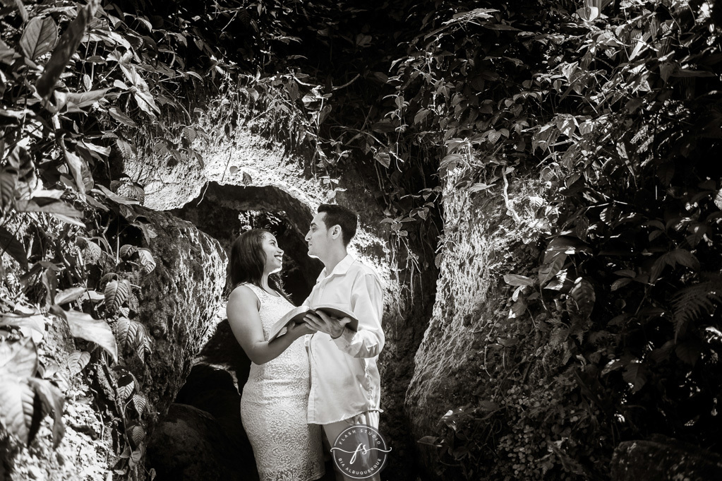 casal se olhano com a biblia em ensaio pré wedding/pre casamento no parque lage, rio de janeiro