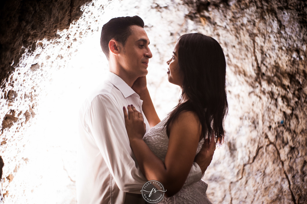 casal com luzes em ensaio pré wedding/pre casamento no parque lage, rio de janeiro