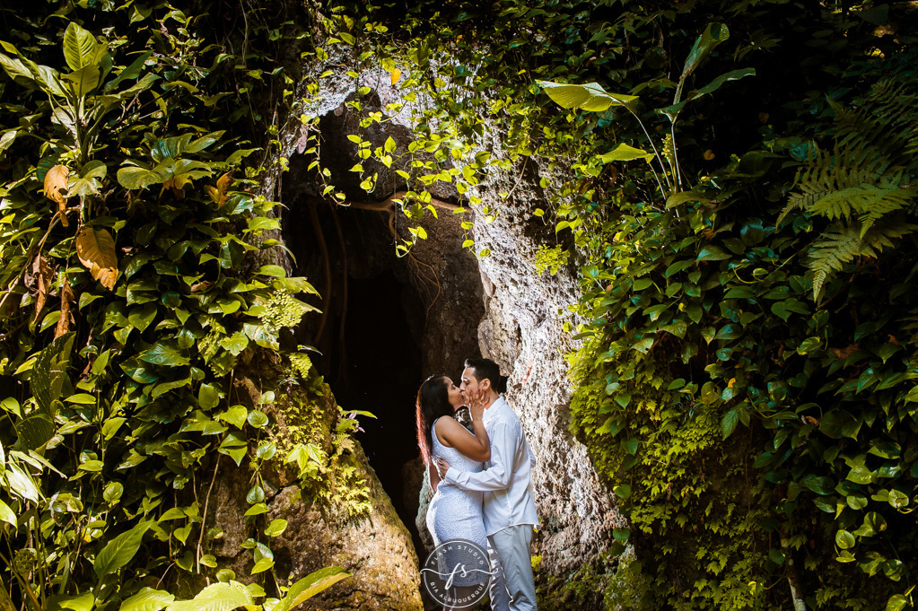 caverna em ensaio pré wedding/pre casamento no parque lage, rio de janeiro