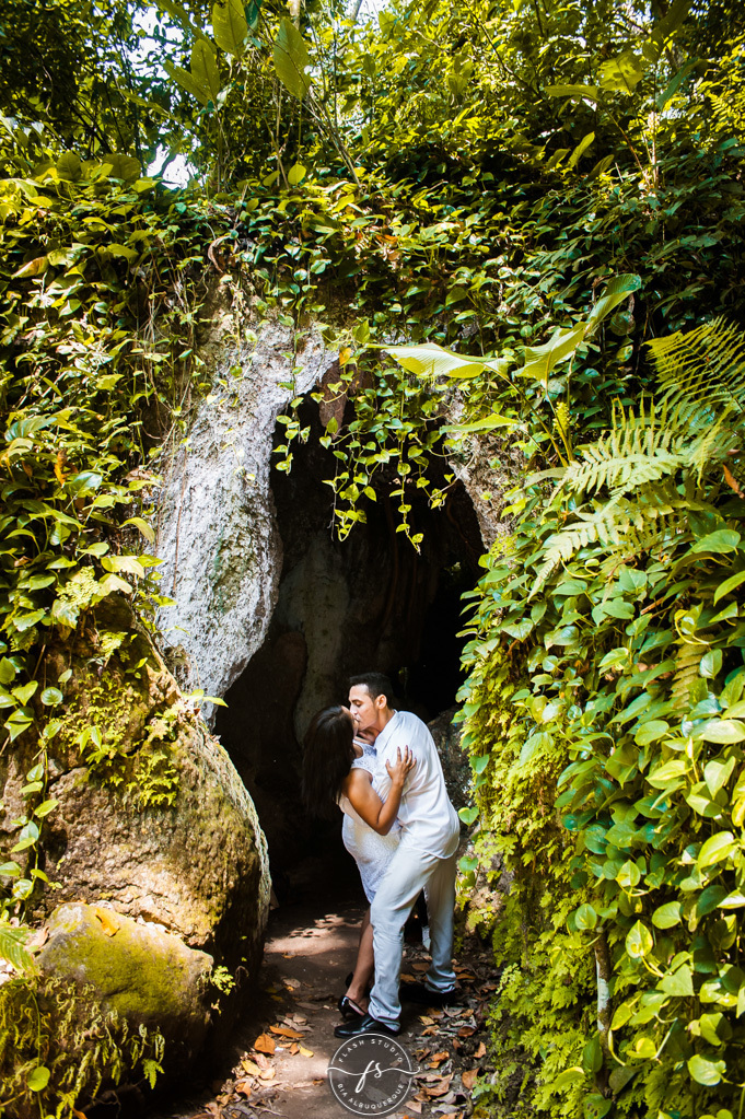 casal se beijando em ensaio pré wedding/pre casamento no parque lage, rio de janeiro