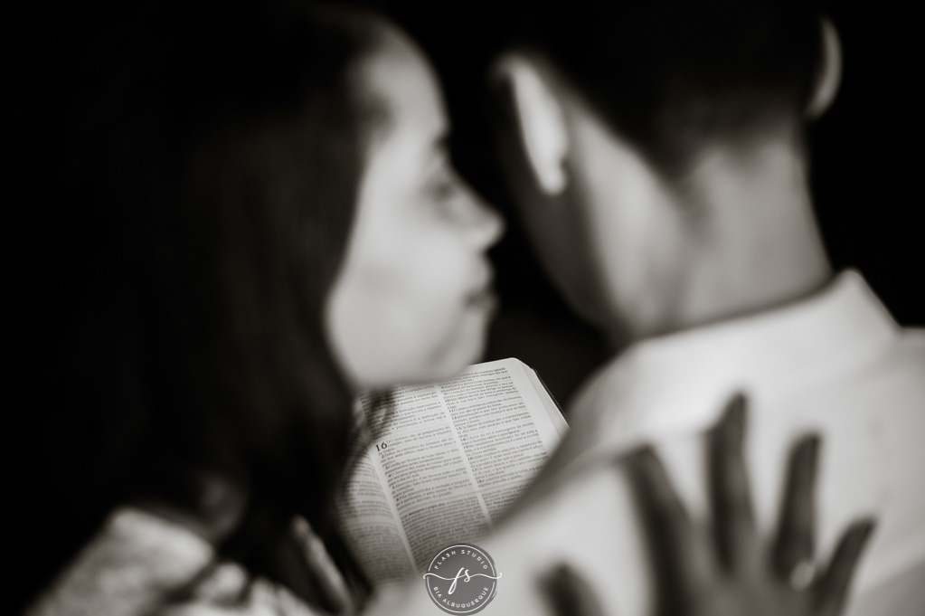 casal lendo a biblia em ensaio pré wedding/pre casamento no parque lage, rio de janeiro