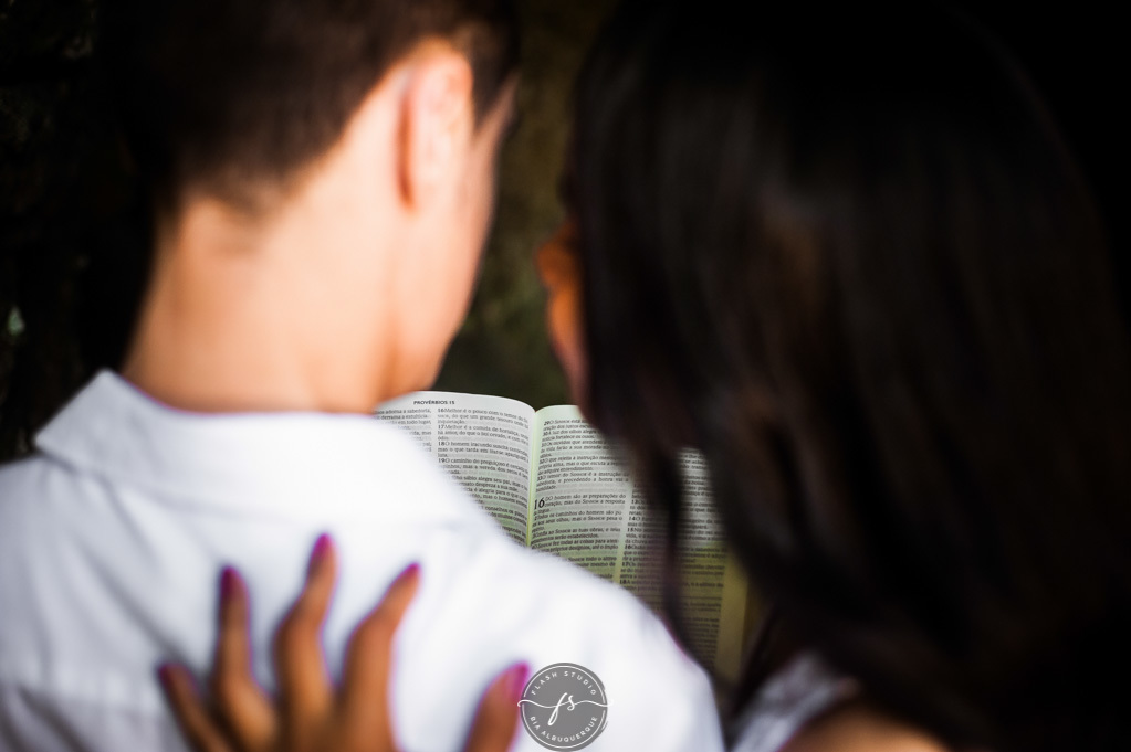 casal olhando pra biblia em ensaio pré wedding/pre casamento no parque lage, rio de janeiro