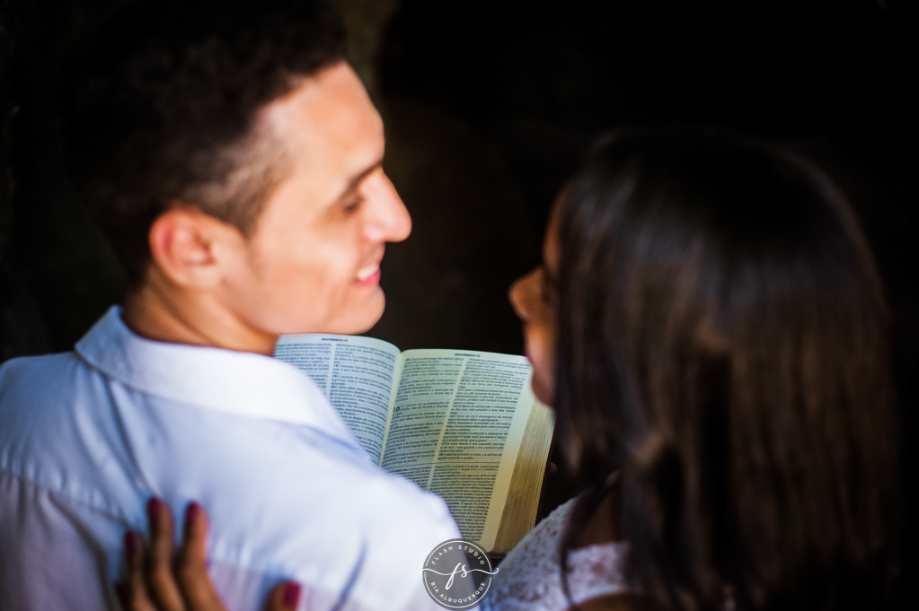 casal se olhando em ensaio pré wedding/pre casamento no parque lage, rio de janeiro