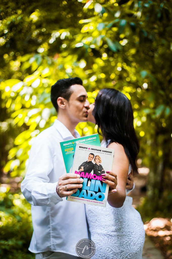 foto com livro namoro blindado, casamento blindado em ensaio pré wedding/pre casamento no parque lage, rio de janeiro